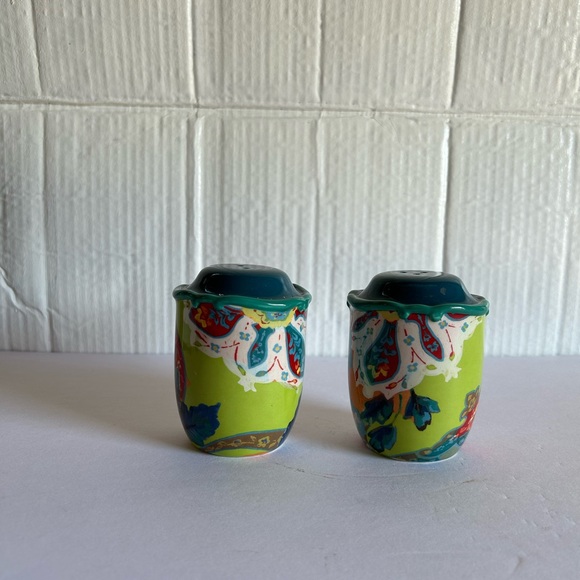 Shakers - Picture 6 of 10